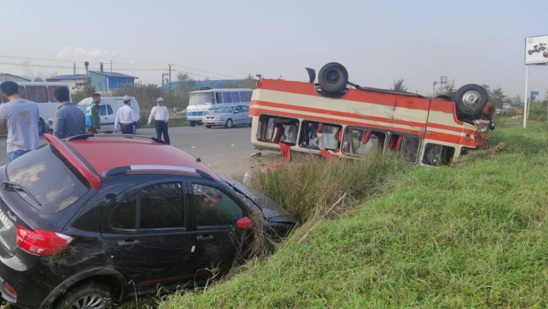 امدادرسانی اورژانس گیلان به ۱۶ مصدوم حادثه واژگونی یک دستگاه مینی‌بوس