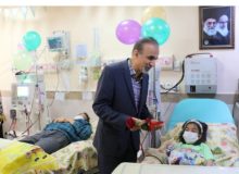 به مناسبت هفته بیمه سلامت، مدیر کل بیمه سلامت گیلان از کودکان بستری در مرکز  ۱۷ شهریور عیادت کردند.
