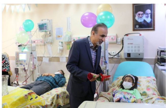 به مناسبت هفته بیمه سلامت، مدیر کل بیمه سلامت گیلان از کودکان بستری در مرکز  ۱۷ شهریور عیادت کردند.
