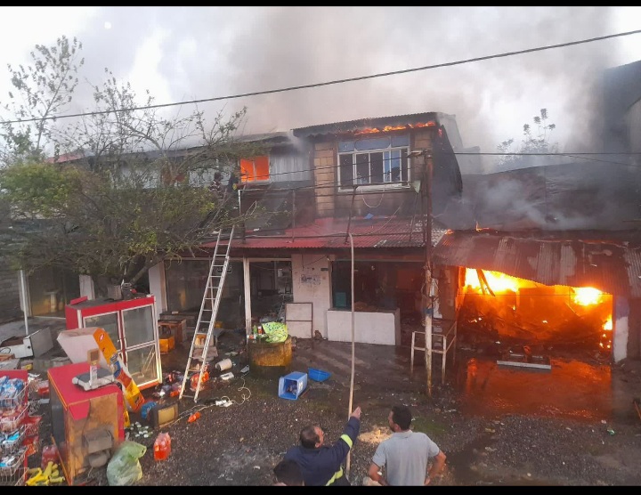 آتش‌سوزي واحد‌های صنفی ضیابر/ مجروحیت ۲ نفر در این حادثه