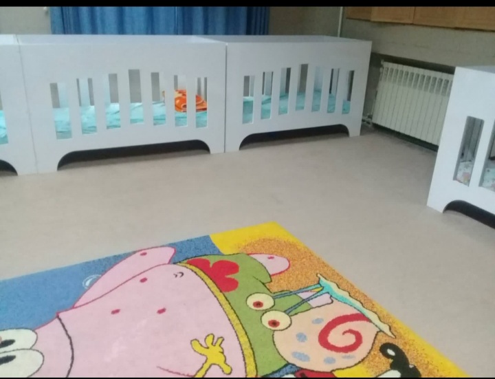   تجهیز شیرخوارگاه مهر رشت به تخت های چوبی مدرن و پرده های جدید توسط خیر نیکوکار