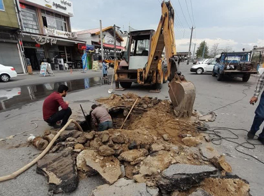 رفع شکستگی خط اصلی انتقال آب شرب در خیابان نوغان شهرستان انزلی