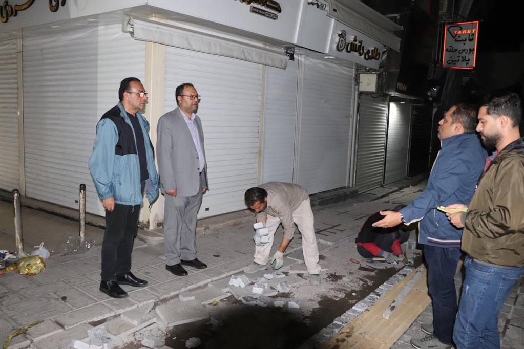 با تاکید شهردار رشت در راستای رفاه حال شهروندان وکسبه؛ عملیات اصلاح کفپوش بازار بزرگ رشت به صورت شبانه انجام می شود