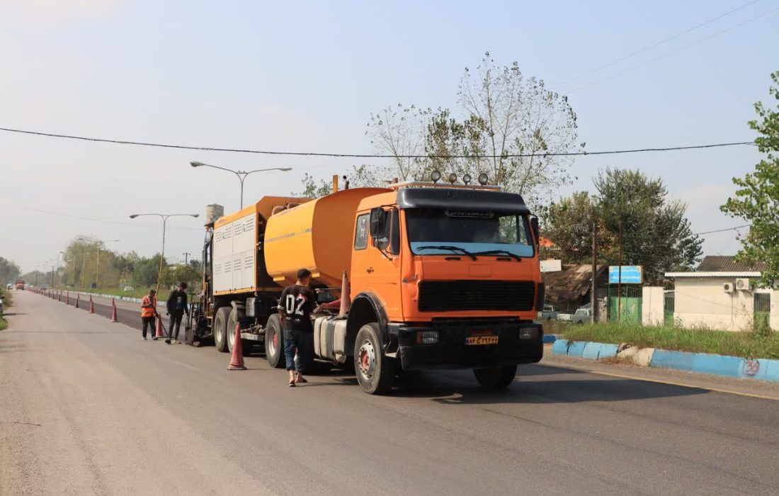 اجرای عملیات بهسازی و روکش حفاظتی آسفالت راه‌های گیلان