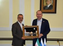 رئیس شورای رشت به رئیس دومای محلی آستراخان تابلوی نماد رشت را اهدا کرد