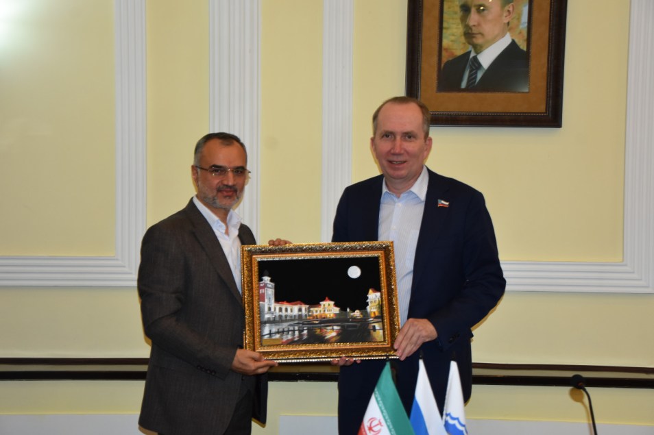 رئیس شورای رشت به رئیس دومای محلی آستراخان تابلوی نماد رشت را اهدا کرد