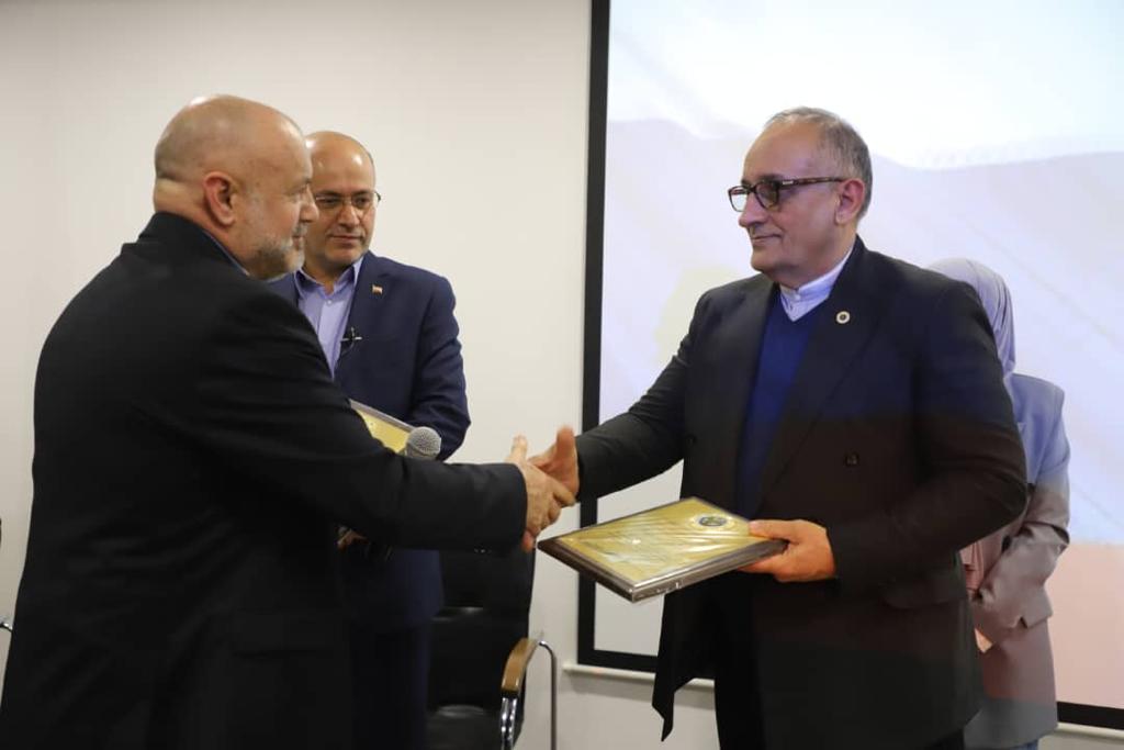 رئیس اتاق بازرگانی داغستان به گیلان دعوت شد / اهدای مدال از طرف تجار داغستانی به رییس اتاق بازرگانی گیلان
