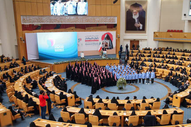 حضور شش بانوی منطقه آزاد انزلی در دومین كنگره زنان تأثیر گذار ایران