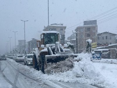 به دنبال بارش برف سنگین در رشت ؛ انجام خدمات رسانی یک هزار نیرو با بیش از یکصد ماشین آلات شهرداری برای تردد شهروندان