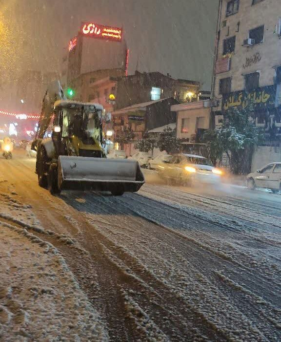 از ساعت های اولیه بارش برف صورت گرفت ؛ برف روبی خیابان ها و معابر اصلی شهری توسط ماشین آلات و نیروهای خدماتی شهرداری رشت