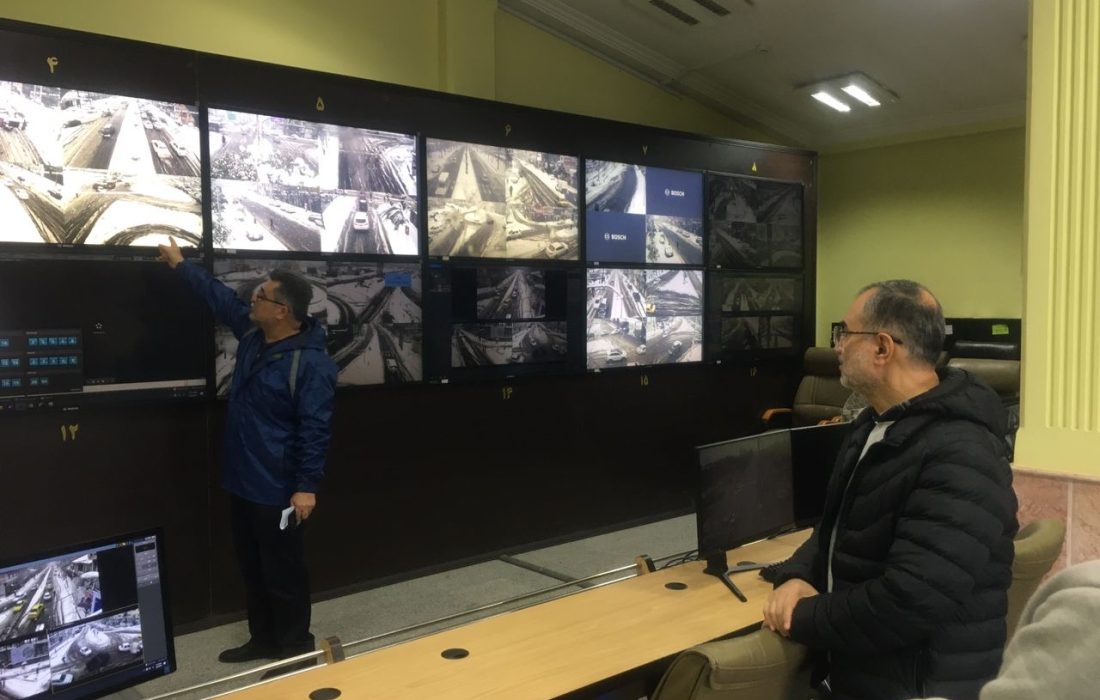 محمد حسین واثق کارگرنیا رئیس شورای اسلامي شهر رشت با حضور در مرکز کنترل ترافیک شهرداری رشت ، وضعیت مسیرهای درون شهری رشت و نحوه خدمات رسانی شهرداری در ساعات بارش برف را بررسی کرد