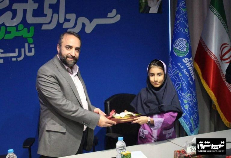 مرتضی عاطفی شهردار بندر کیاشهر،احکام اولین شهرداران مدرسه در این شهر بندری را اهداء کرد