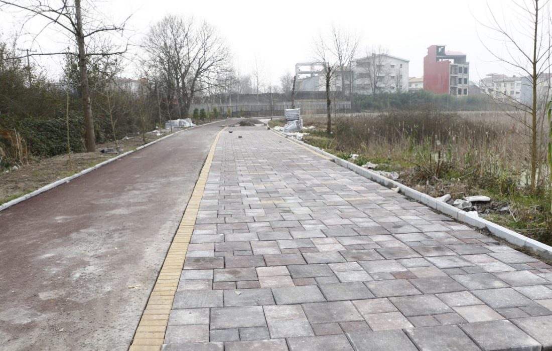 عملیات نصب کفپوش بتنی پیاده راه تالاب حاجی‌آباد لاهیجان آغاز شد