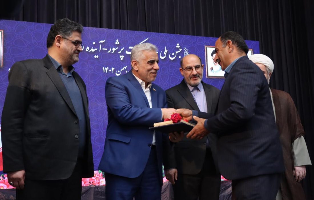 استاندار گیلان در آئین واگذاری اسناد مالکیت روستایی گفت: در تلاشیم تا صدور سند روستایی در گیلان رونق بیشتری گیرد زیرا منجر به پویایی اقتصاد روستایی در حوزه‌های مختلف می‌شود