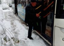 با توجه به حجم سنگین بارش برف در رشت، خدمات ناوگان اتوبوسرانی سازمان حمل و نقل و بار و مسافر شهرداری برای جابه جایی شهروندان به صورت رایگان ارائه می گردد