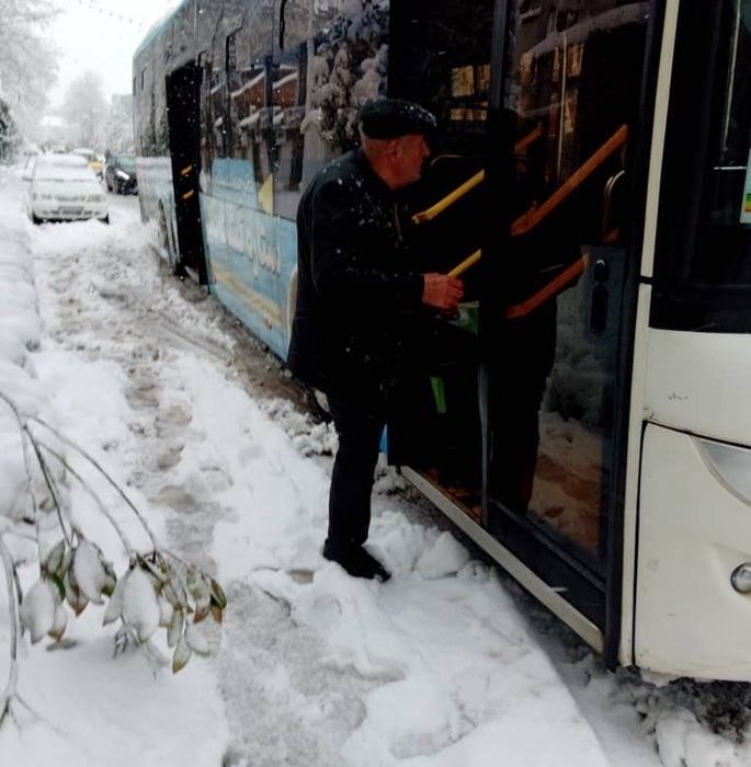 با توجه به حجم سنگین بارش برف در رشت، خدمات ناوگان اتوبوسرانی سازمان حمل و نقل و بار و مسافر شهرداری برای جابه جایی شهروندان به صورت رایگان ارائه می گردد