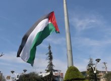 اهتزاز پرچم فلسطین بر فراز آسمان رشت در حمایت از مردم غزه