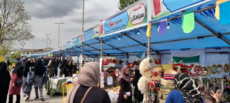 برپایی بازارچه کسب و کار دانش‌آموزی در شهرستان سیاهکل