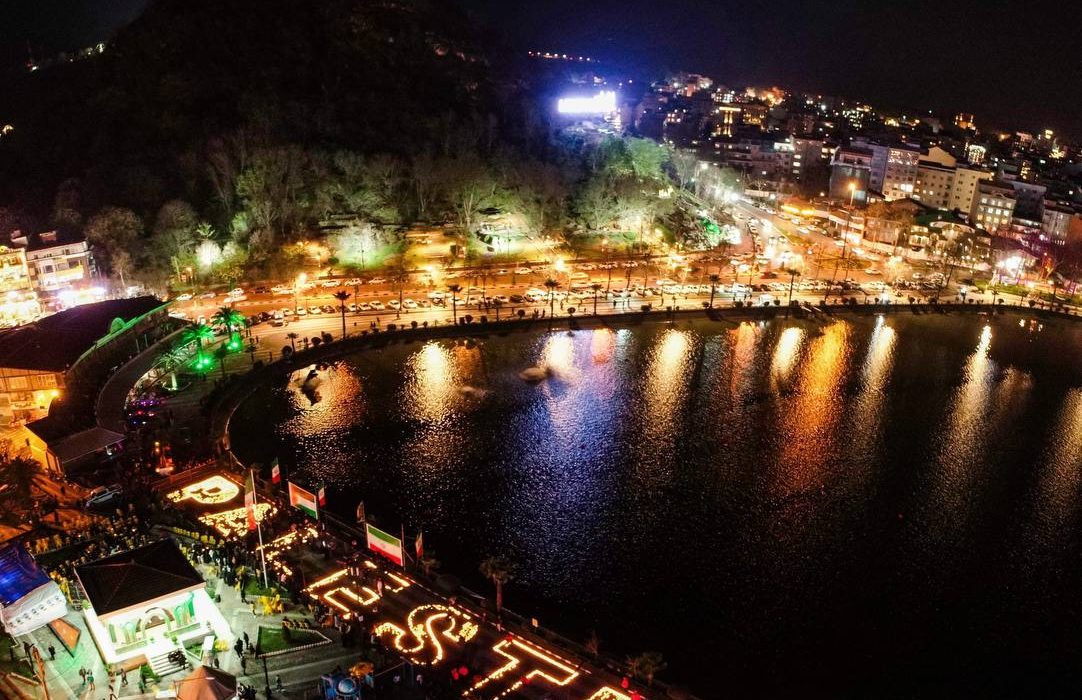 مراسم گرامیداشت شهدای غزه با روشن کردن ۳۳ هزار شمع در لاهیجان برگزار شد