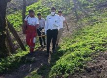 کارشناسان اورژانس پاشاکی در اقدامی ستودنی با همراهی نیروهای امدادو نجات ، فرد بیماری را از منطقه صعب العبور به بیمارستان منتقل کردند