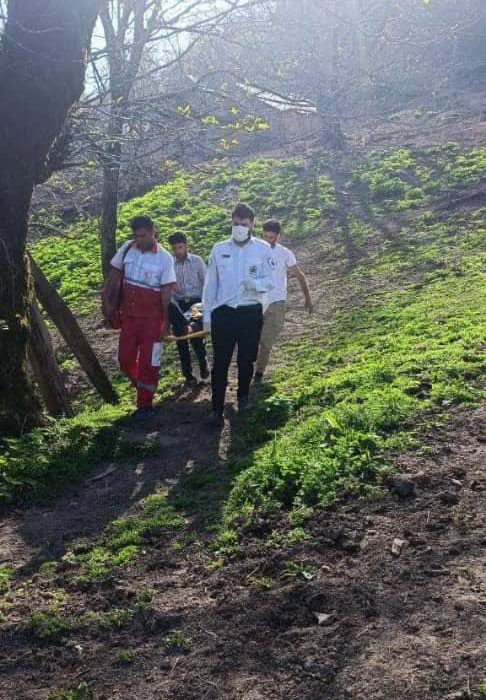 کارشناسان اورژانس پاشاکی در اقدامی ستودنی با همراهی نیروهای امدادو نجات ، فرد بیماری را از منطقه صعب العبور به بیمارستان منتقل کردند