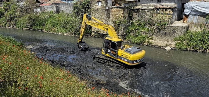 با دستور شهردار رشت انجام شد؛ آغاز عملیات لایروبی رودخانه های شهر رشت