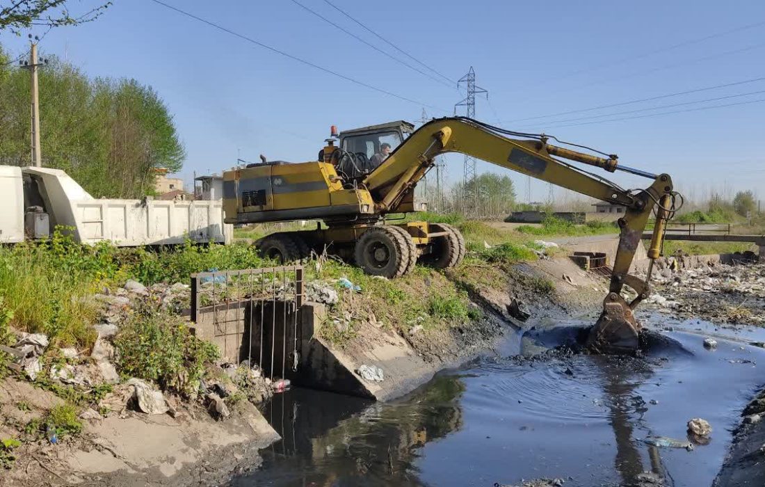 اقدامات اصلاحی و لایروبی اگو در محدوده شامپوسازی سابق به منظور کاهش آلودگی محیط زیست در صومعه سرا