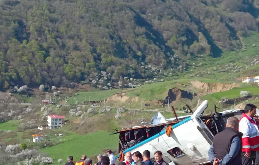 در پی واژگونی یک دستگاه اتوبوس؛ یک سانحه رانندگی در گردنه حیران ۱۹ مجروح و ۵ کشته بر جای گذاشت