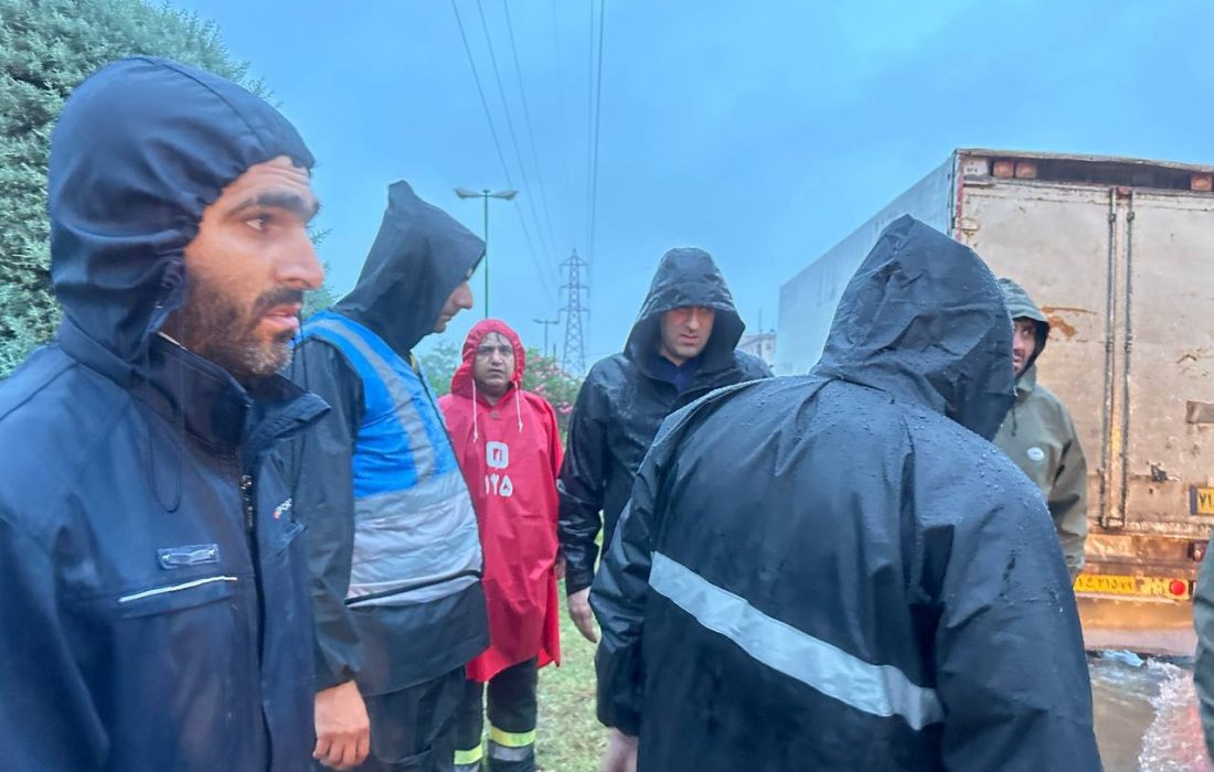 همزمان با بارش شدید باران حضور فرماندار ، شهردار و اعضای ستاد بحران شهرداری لاهیجان در سطح شهر