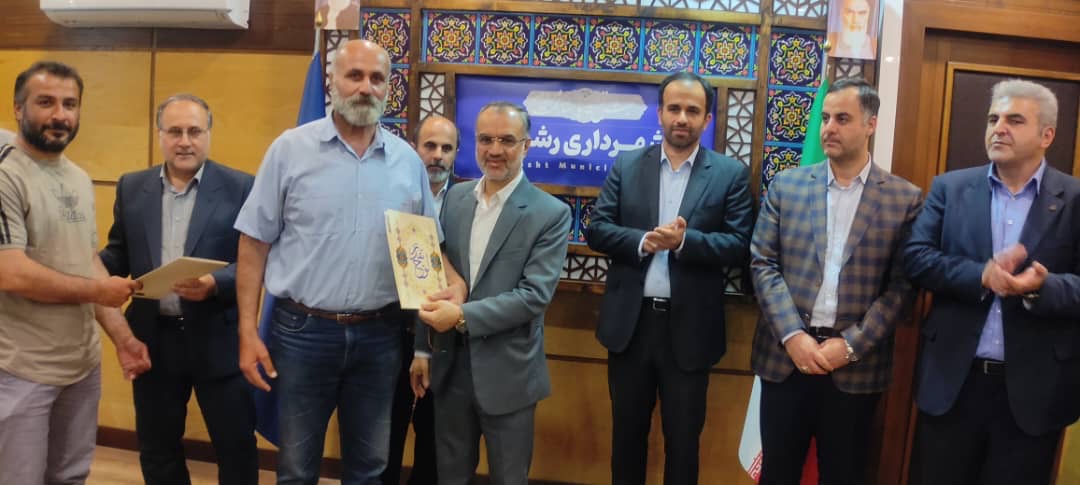 کارگرنیا رئیس شورای اسلامي شهر رشت در مراسم تجلیل از کارگران نمونه فضای سبز شهرداری رشت : شورای رشت در زمان تصویب بودجه نگاه حمایتی به کارگران خدوم شهرداری دارد