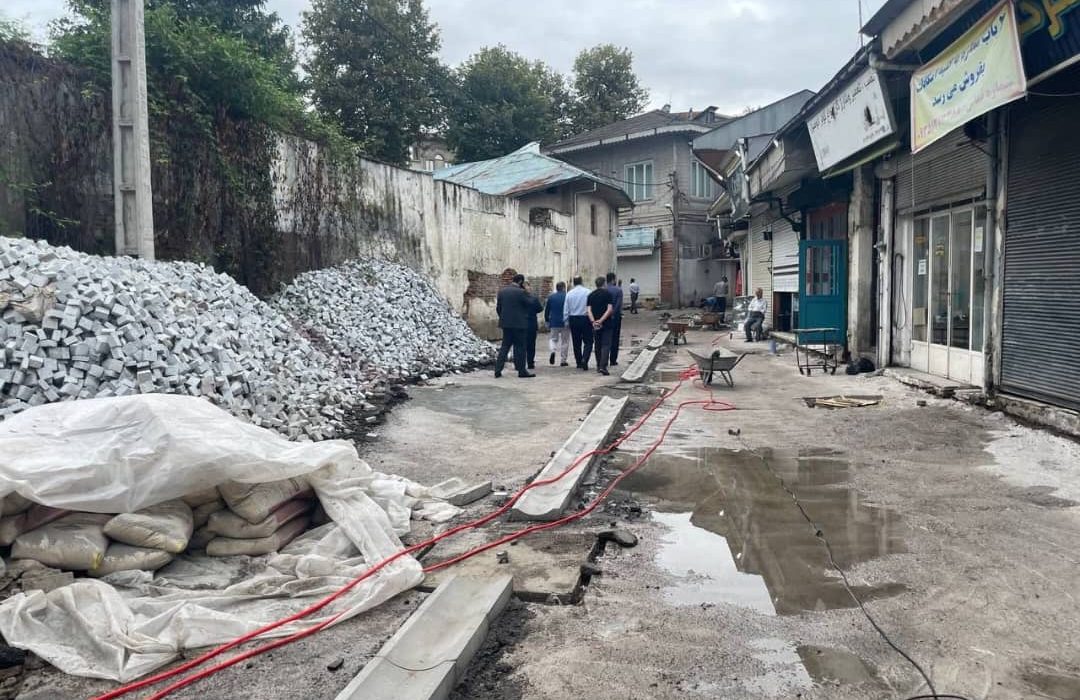 با دستور شهردار رشت انجام شد؛  آغاز اجرای فاز دوم پیاده روسازی و بازآفرینی پیاده راه بازار رشت