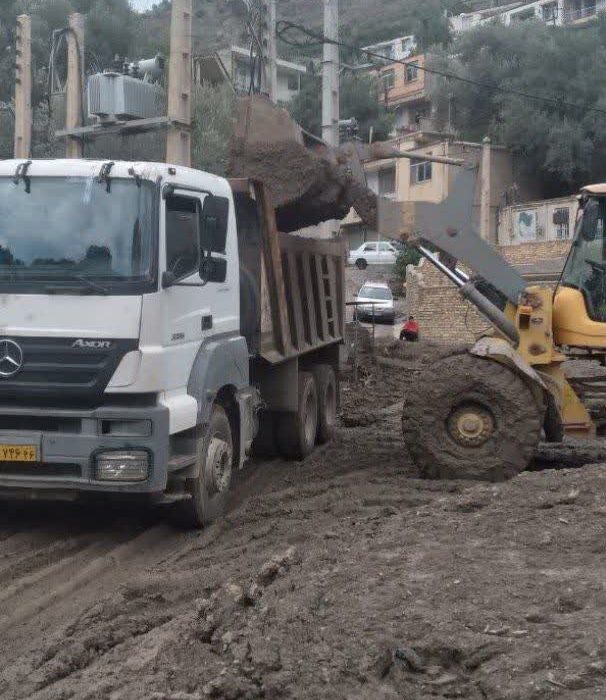 اعزام ماشین آلات بنیاد مسکن گیلان به مناطق سیل زده رودبار