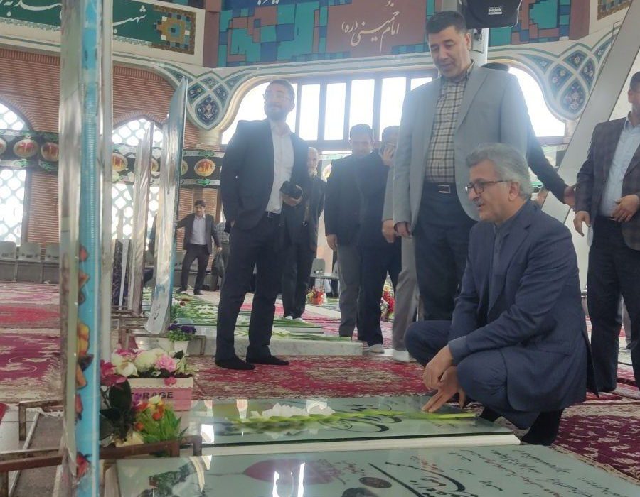 آغاز هفته دولت؛ ادای احترام رئیس دانشگاه علوم پزشکی گیلان به مقام شامخ شهدا در رشت