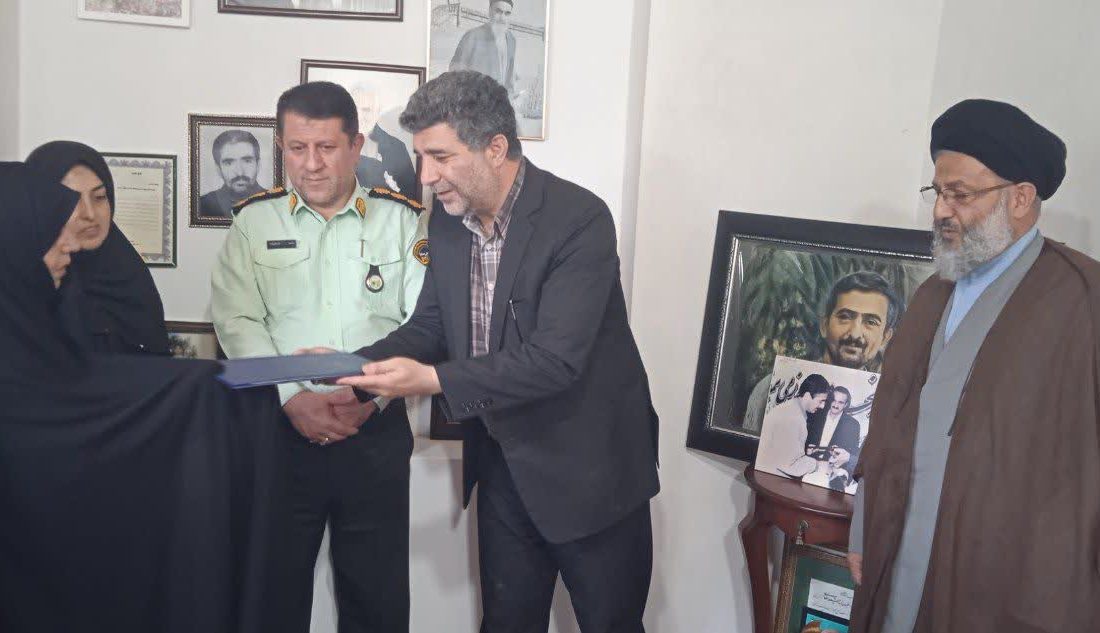 حضور مدیر کل منابع طبیعی گیلان در منزل جنگلبان شهید رشید غفاری به مناسبت بیست و سومین سالگرد