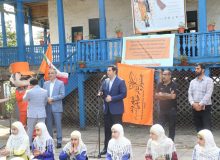 سیزدهمین جشنواره تئاتر خیابانی شهروند لاهیجان با گلباران مزار شهدا و حرکت کاروان هنرمندان آغاز شد.