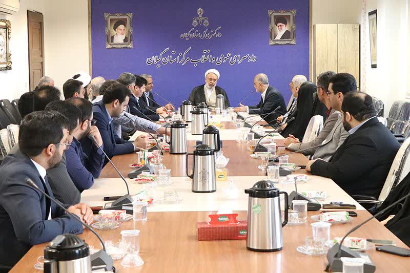 بازدید سر زده رئیس کل دادگستری استان گیلان از دادسرای مرکز استان و دیدار با همکاران قضایی