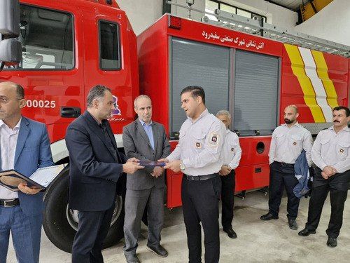 در شهرک صنعتی سفید رود، تجلیل مدیرعامل شرکت شهرکهای صنعتی استان گیلان از آتش نشانان نمونه استانی