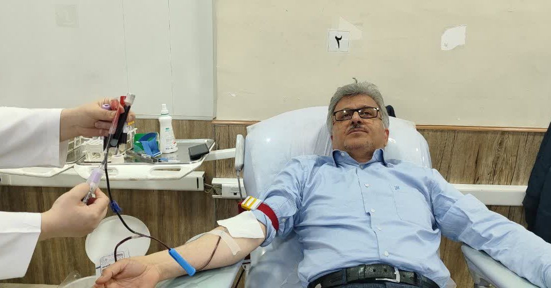 اهدای خون رئیس دانشگاه علوم پزشکی گیلان در اولین روز آبان‌ماه