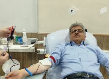 اهدای خون رئیس دانشگاه علوم پزشکی گیلان در اولین روز آبان‌ماه