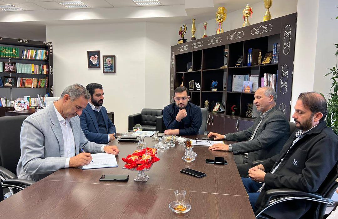 محمد قنبری رئیس هیئت ورزش های جانبازان و توان‌یابان استان با علی مطهری معاون فرهنگی،اجتماعی و گردشگری منطقه آزاد انزلی دیدار کرد