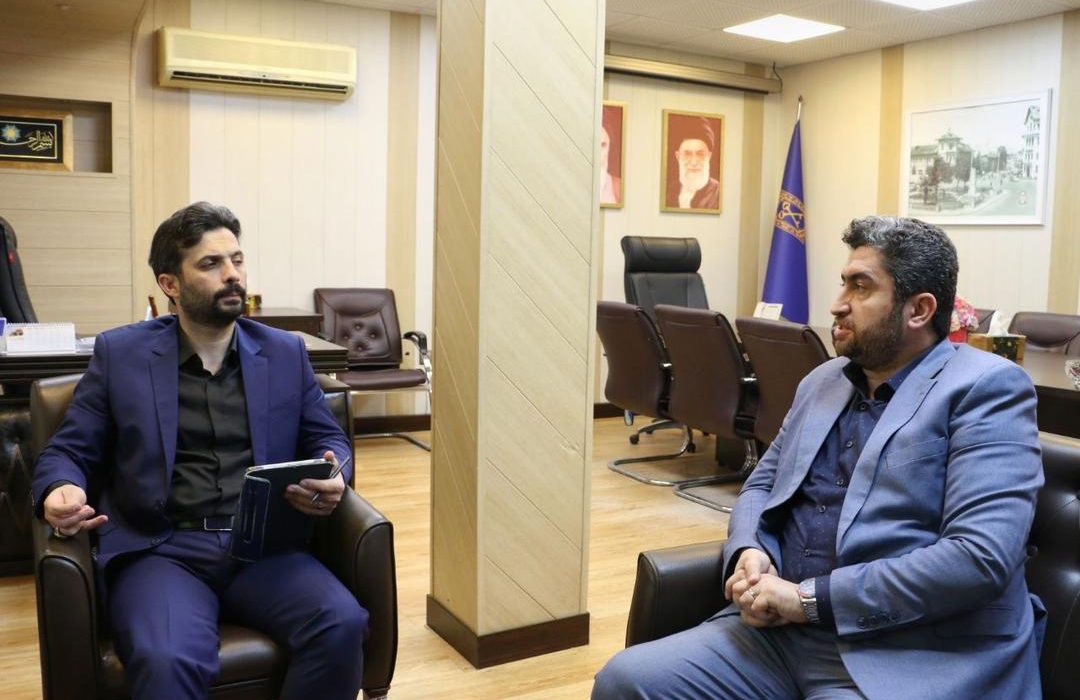 دیدار نماینده مجلس با مدیر منطقه یک مطرح شد: -ضرورت اصلاح قانون شهرداریها منجمله ماده ۱۰۰ -تعیین تکلیف اراضی فاقد سند رسمی در شهر رشت -اهمیت پروژه انتقال فاضلاب به تصفیه خانه فخب و پاکسازی رودخانه ها