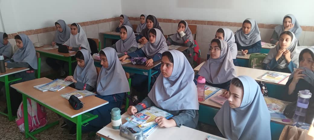 توزیع اقلام فرهنگی آموزشی با محور مفاهیم تامین اجتماعی در بین دانش آموزان