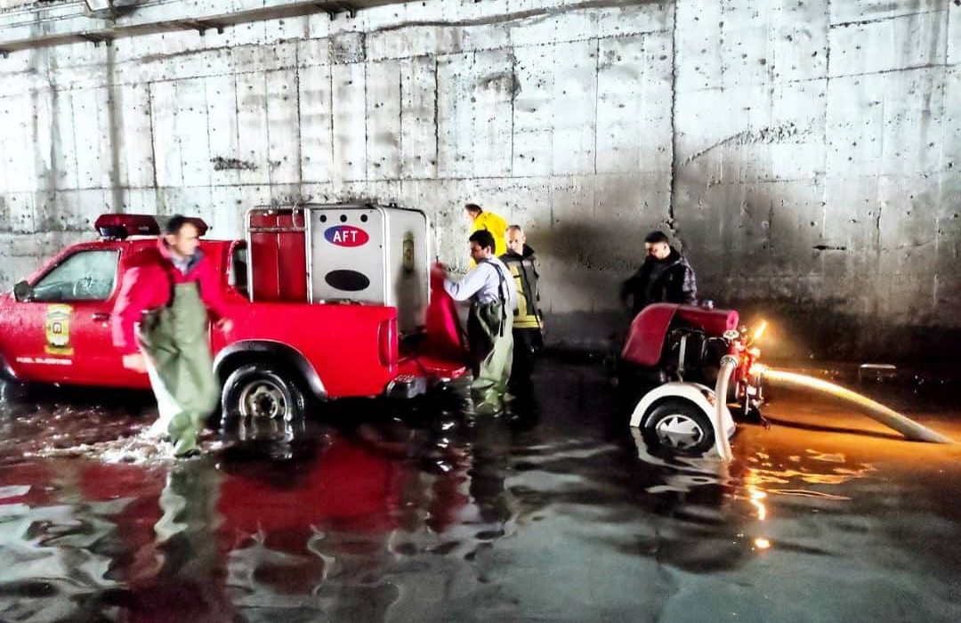 عملیات چندین ساعته حوزه خدمات شهری شهرداری رشت در جهت رفع آبگرفتگی زیرگذر پل رشتیان