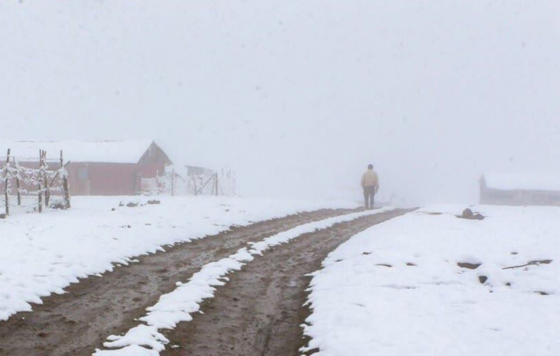 محورهای کوهستانی غرب گیلان برفی است