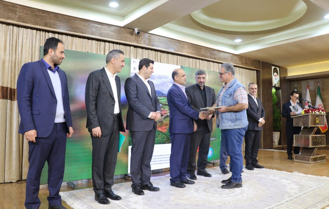 در پی انعکاس جهانی تصویر هنرمندانه از هیجان فوتبال در یک روستا در لاهیجانمدیریت شهری لاهیجان با حضور استاندار گیلان از مهرداد گرامی تجلیل کرد