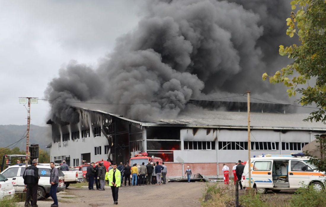 در پی وقوع حریق در شهرک صنعتی رشت؛ حضور کارشناسان مرکز اورژانس گیلان جهت امداد رسانی