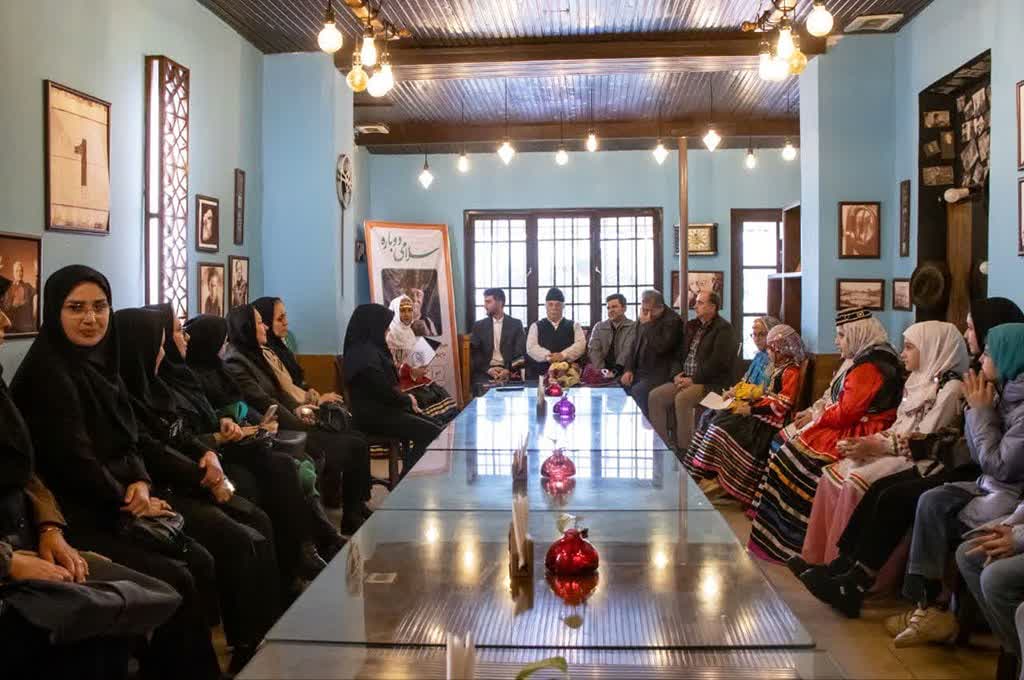 به‌بهانه روز زبان‌مادری در گیلان؛  کودکان و نوجوانان کانونی با چهره ماندگار فرهنگ وهنرهم‌نشین‌شدند/ سلامی دوباره به نام‌آشنای گیلانی