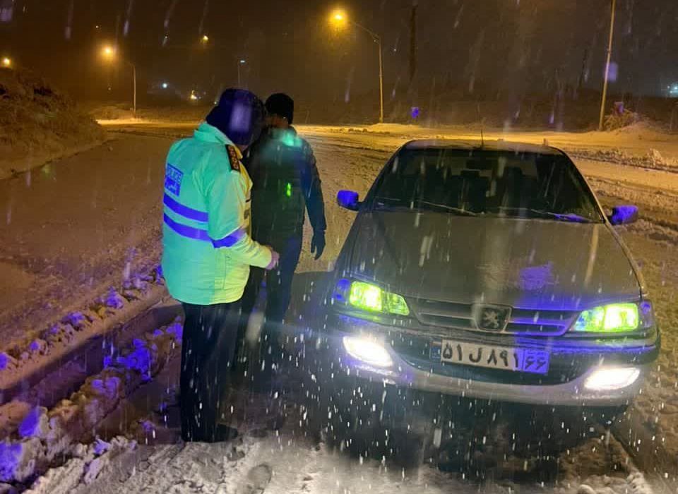 بارش برف در محورهاي استان گيلان/ هموطنان از سفرهای غیرضروری به استان گیلان خودداری کنند