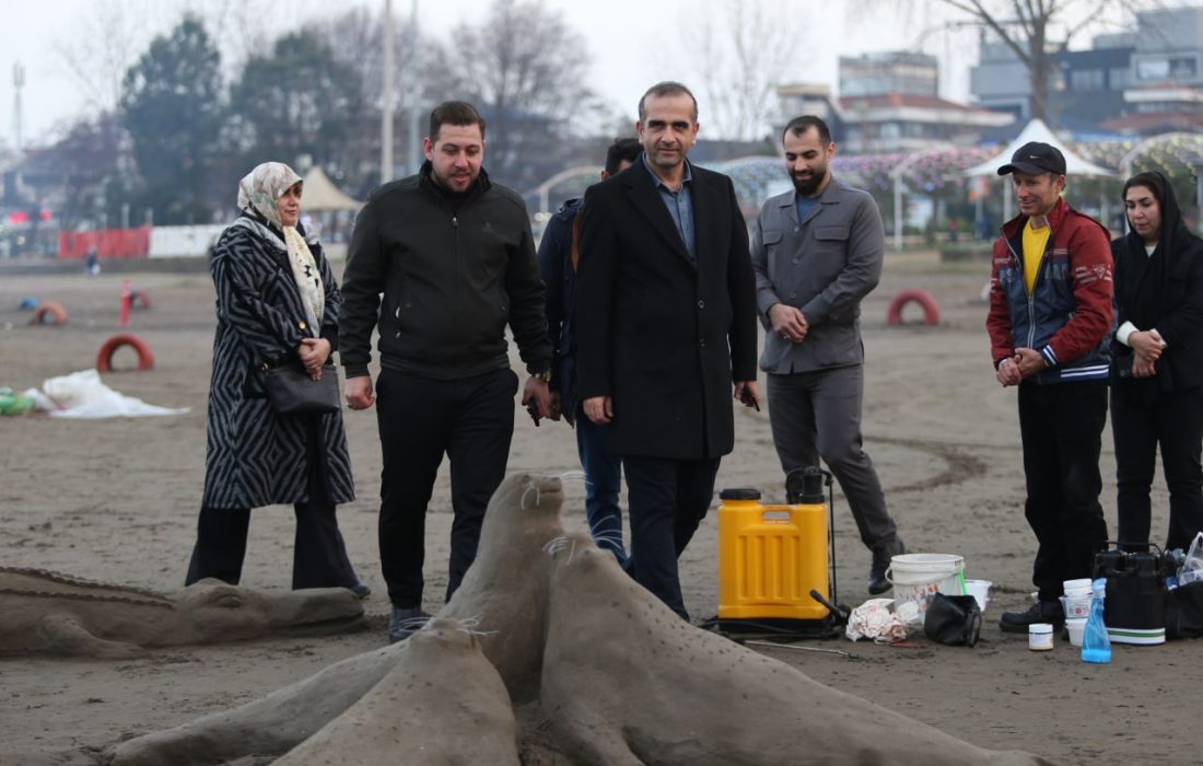 با استقبال خانواده‌ها؛ جشنواره مجسمه‌های شنی در ساحل منطقه آزاد انزلی برگزار شد