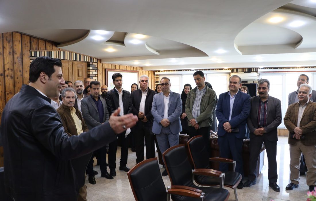 همزمان با روز شهردار  کارکنان شهرداری لاهیجان از زحمات رضا زنده دل، قدردانی کردند